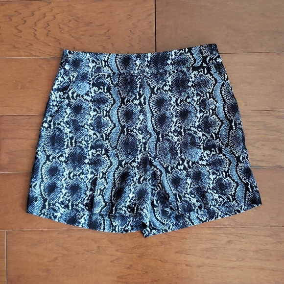 H&M Snakeskin Print Short - Picture 2 of 4